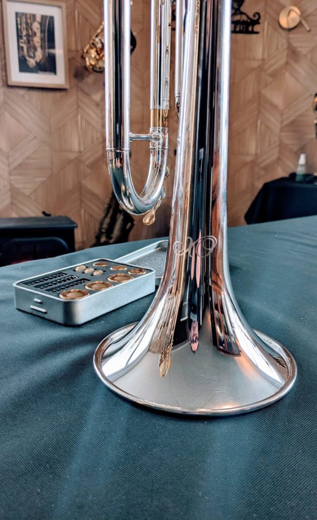 Les trompettes XO modèle Roger Ingram sont disponibles à l'Atelier !
Roger Ingram a un parcours artistique énorme : Maynard Ferguson, Woody Hermann, Harry Connick Junior, Ray Charles
...et tant d'autres !
Des trompettes incroyables avec des branches inversées et customisation des dessus-dessous, ressort et guides pistons fournis ! A venir découvrir absolument à l'Atelier !