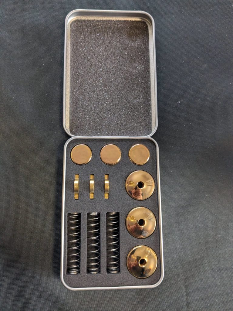 Chaque trompette XO Roger Ingram est fournie avec un kit de personnalisation : changez les ressorts, les dessus, les dessous de piston